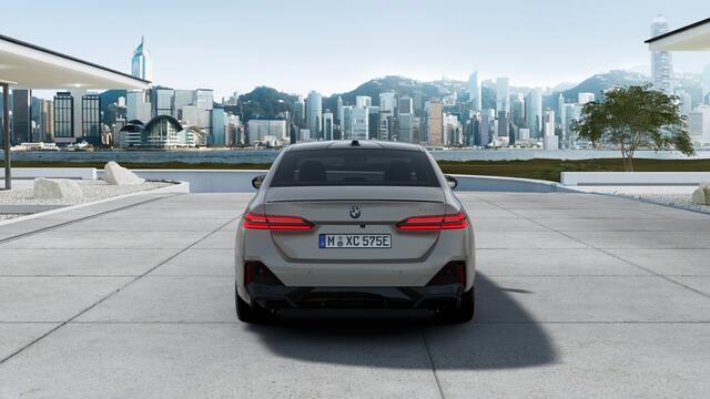 BMW 5-SERIE 530e M Sport Automaat / Panoramadak / Bowers & Wilkins / Comfortstoelen / Comfort Access / Stoelventilatie / Parking Assistant Plus / Adaptieve LED