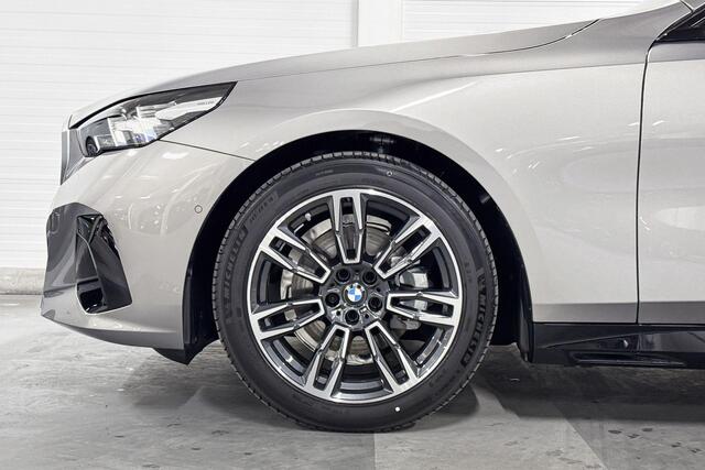 BMW 5-SERIE Sedan 520i | M-Sport | Travel Pack | Comfort Pack | Driving Assistant | Harman/Kardon | Panoramadak | Comfort Access |