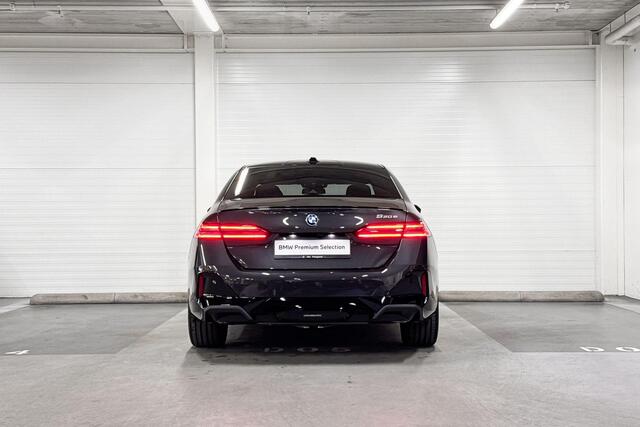 BMW 5-SERIE Sedan 530e | M-Sport Pro | Travel Pack | Innovation Pack | Comfort Pack | Driving Assistant Plus | Harman/Kardon | Panoramadak | Comfort Access |