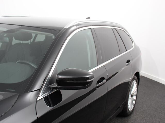 BMW 5-SERIE Touring 530e Business PHEV AUTOMAAT | Adaptive cruise control | LED | Leder | Navigatie | Stoelverwarming | Achteruitrijcamera | Sfeerverlichting | Lane assist | Climate control | Apple Carplay/ Android Auto
