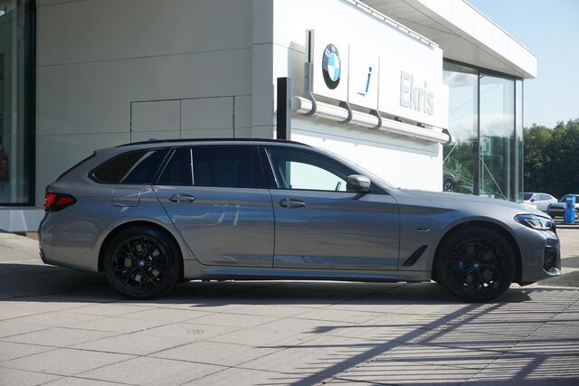 BMW 5-SERIE Touring 530e xDrive | High Executive | M Sportpakket Pro | Driving Assistant Professional | Parking Assistant Plus | Head-Up Display | Glazen panoramadak | Trekhaak | Comfort Access | Harman Kardon | Laserlight | 19 inch LMV