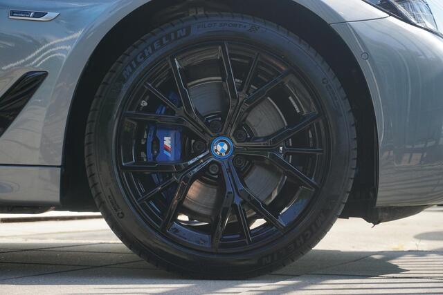 BMW 5-SERIE Touring 530e xDrive | High Executive | M Sportpakket Pro | Driving Assistant Professional | Parking Assistant Plus | Head-Up Display | Glazen panoramadak | Trekhaak | Comfort Access | Harman Kardon | Laserlight | 19 inch LMV