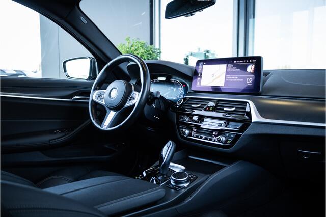 BMW 5-SERIE Touring 530e Business Edition Plus - M Sport | Panorama | Elek. Trekhaak | Stoelverwarming