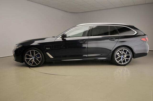 BMW 5-SERIE Touring 530e xDrive | M-sportpakket | Laserlicht | Leder | HUD | Trekhaak | Schuifdak | Keyles go | DAB | Hifi speakers | Alu 19 inch