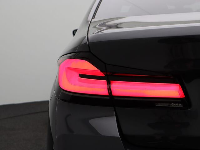BMW 5-SERIE Sedan 530i High Executive | M Sportpakket | Head-Up Display | Comfortstoelen | Schuifdak |