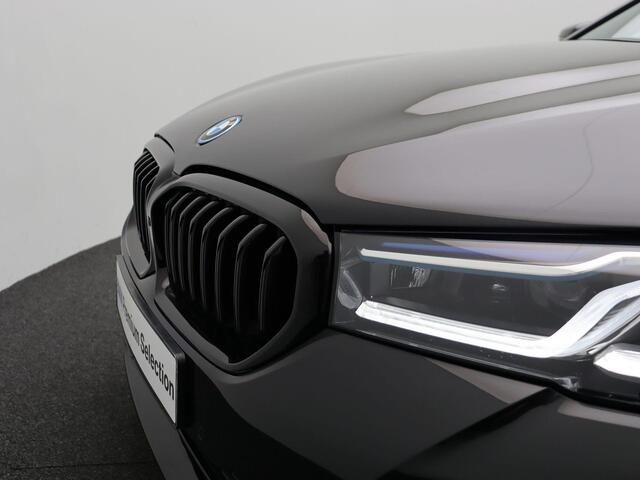 BMW 5-SERIE Sedan 545e xDrive M Sportpakket | Comfortstoelen | Schuifdak | Head-Up Display | 20"