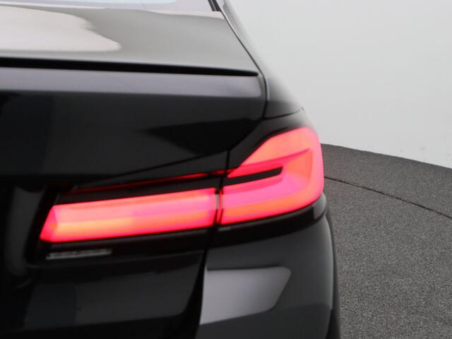 BMW 5-SERIE Sedan 545e xDrive M Sportpakket | Comfortstoelen | Schuifdak | Head-Up Display | 20"