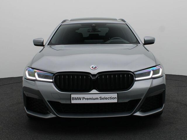 BMW 5-SERIE Touring 530e M Sportpakket Pro | Panoramadak | Comfortstoelen | Driving Assistant | Head-Up Display | Harman/Kardon | 19"