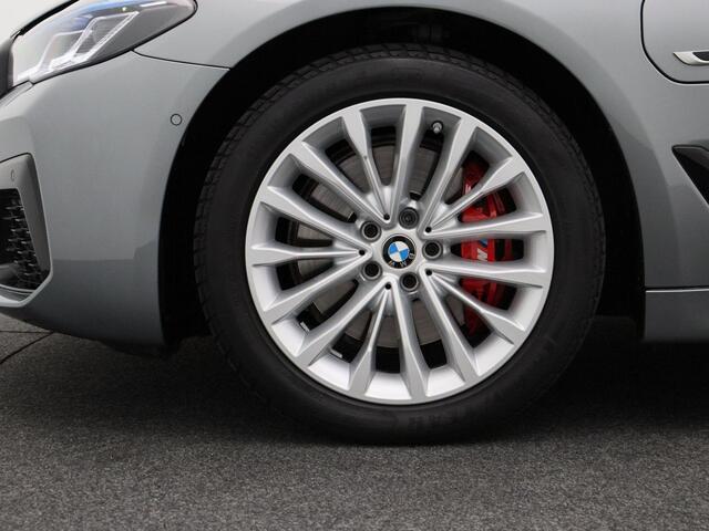 BMW 5-SERIE Touring 530e M Sportpakket Pro | Panoramadak | Comfortstoelen | Driving Assistant | Head-Up Display | Harman/Kardon | 19"