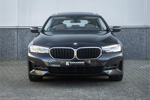 BMW 5-SERIE Touring 530e Panoram / Camera / Leder / Elec stoelen /