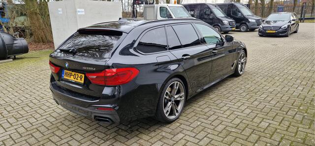 BMW 5-SERIE Touring M550d 400pk xDrive High Executive M-Sportpakket / Led-Koplamp/ Leder/ Sport-Stoelen/ Stoel.Verw/ Head-Up/ Keyless/ Harman&Kardon/ 360-Camera/ 20'' LMV