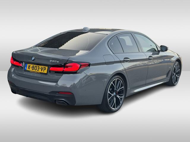 BMW 5-SERIE 530e High Exe. M Sport / Camera / Head-up / Leder / 20'' / Harman Kardon / Navigatie / Dodehoek / DAB / Cruise Control