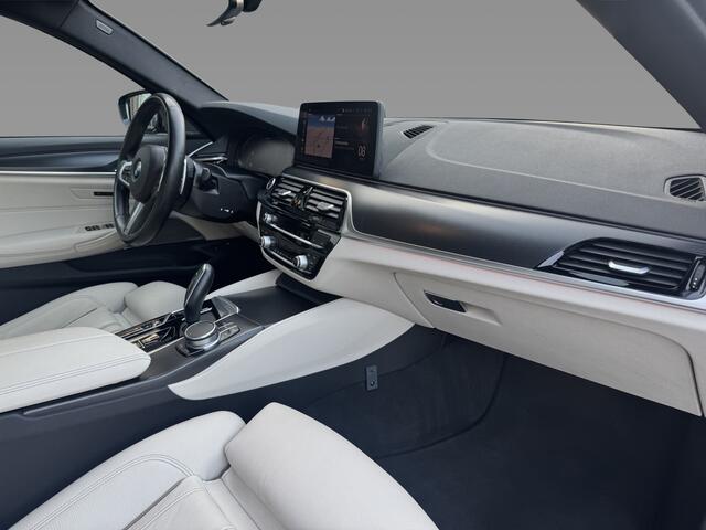 BMW 5-SERIE 530e High Exe. M Sport / Camera / Head-up / Leder / 20'' / Harman Kardon / Navigatie / Dodehoek / DAB / Cruise Control
