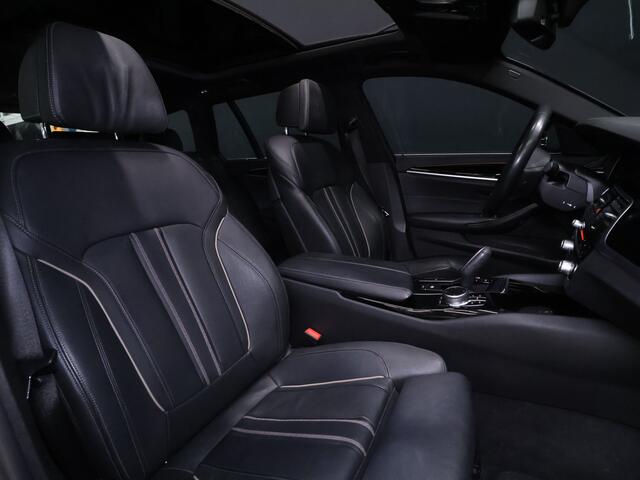 BMW 5-SERIE Touring 520i M Sport [SCHUIFKANTELDAK, CRUISE CONTROL, BLUETOOTH TELEFOON, HUD, ACHTERUITRIJCAMERA, PDC V+A, STOELVERWARMING, BMW ADAPTIVE LED, NIEUWSTAAT]