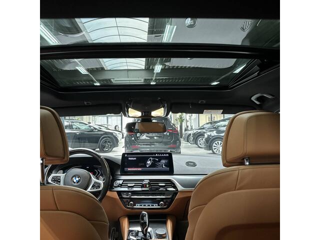 BMW 5-SERIE Touring 530i xDrive M | Pano | Luchtvering | 4 Wiel Besturing | Leer | Ambiente | 20'LM | 4-Zone Climate | Elek. Kofferbak | Laser LED | Adaptive Cruise Stop & Go | Keyless | WORDT VERWACHT - FOTO'S VOLGEN!