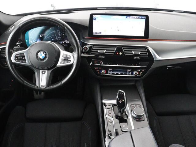 BMW 5-SERIE 530e M Sport | Panoramadak | Adaptive cruise | Stoelverwarming | Trekhaak | Alcantara | Head-Up | Camera | Carplay | Sfeerverlichting | Navigatie | Stuurverwarming | PHEV | Plug In