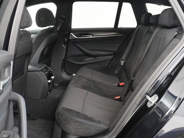 BMW 5-SERIE 530e M Sport | Panoramadak | Adaptive cruise | Stoelverwarming | Trekhaak | Alcantara | Head-Up | Camera | Carplay | Sfeerverlichting | Navigatie | Stuurverwarming | PHEV | Plug In