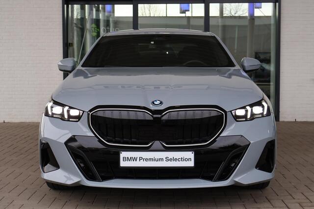BMW 5-SERIE Sedan 530e | M Sportpakket Pro | Driving Assistant Professional | Stuurverwarming