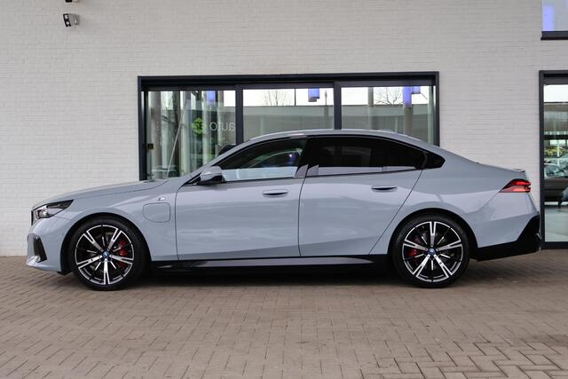 BMW 5-SERIE Sedan 530e | M Sportpakket Pro | Driving Assistant Professional | Stuurverwarming