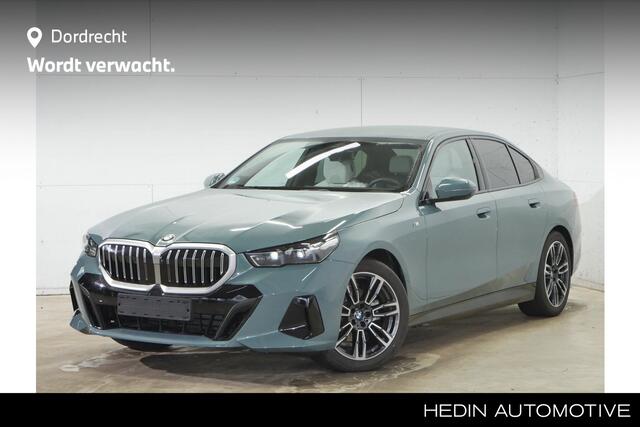 BMW 5-SERIE 520i M-Sport | 19" | Driving Assistant Plus | Ventilatie | Harman Kardon |