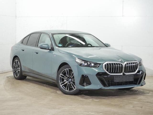 BMW 5-SERIE 520i M-Sport | 19" | Driving Assistant Plus | Ventilatie | Harman Kardon |