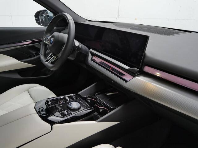 BMW 5-SERIE 520i M-Sport | 19" | Driving Assistant Plus | Ventilatie | Harman Kardon |