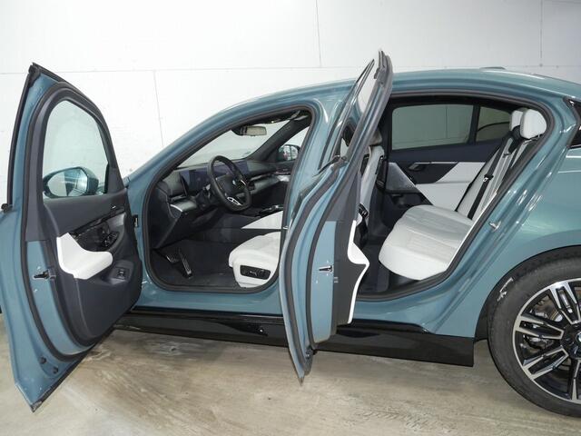 BMW 5-SERIE 520i M-Sport | 19" | Driving Assistant Plus | Ventilatie | Harman Kardon |