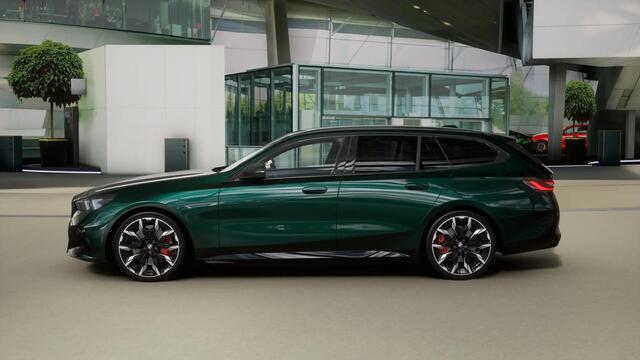 BMW 5-SERIE Touring 530e M Sport Automaat / Panoramadak / Trekhaak / Bowers & Wilkins / M Multifunctionele Stoelen / Comfort Access / Parking Assistant Plus