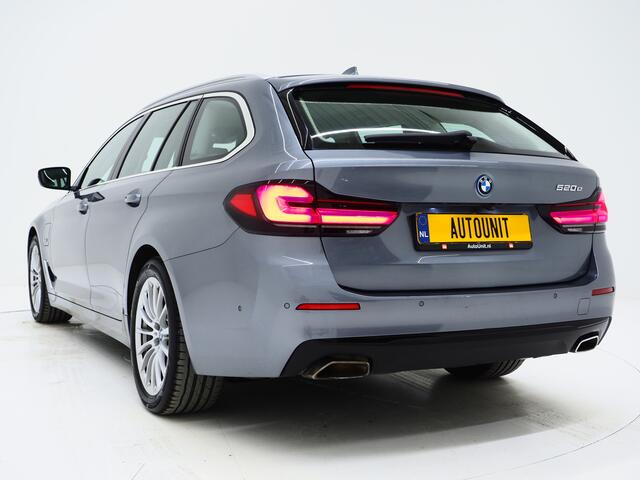 BMW 5-SERIE Touring 520e Business Edition Plus | Camera | Leder | Sfeerlicht | Dodehoek | Stoelverwarming | Virtual | Carplay