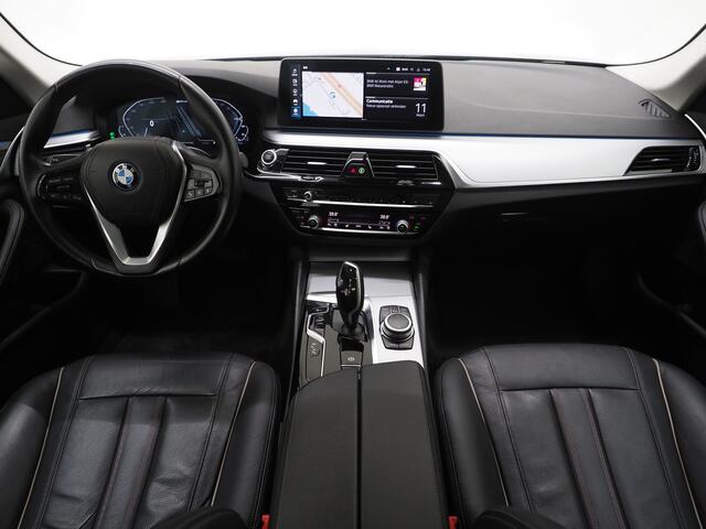 BMW 5-SERIE Touring 520e Business Edition Plus | Camera | Leder | Sfeerlicht | Dodehoek | Stoelverwarming | Virtual | Carplay