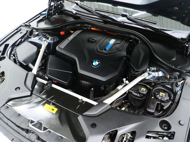 BMW 5-SERIE Touring 520e Business Edition Plus | Camera | Leder | Sfeerlicht | Dodehoek | Stoelverwarming | Virtual | Carplay