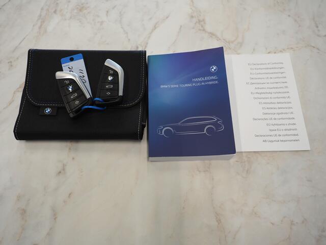 BMW 5-SERIE Touring 520e Business Edition Plus | Camera | Leder | Sfeerlicht | Dodehoek | Stoelverwarming | Virtual | Carplay