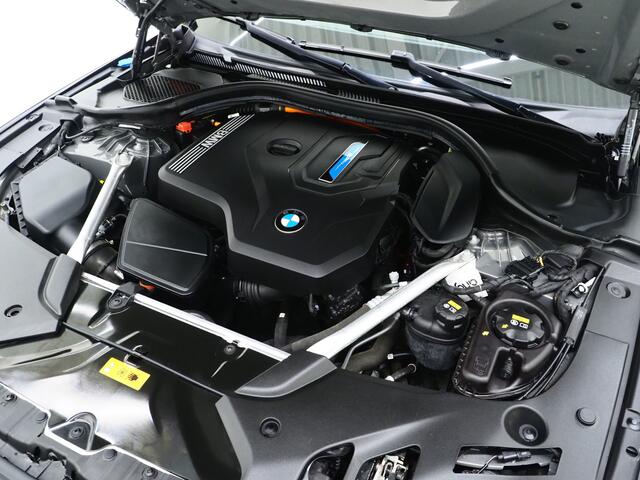 BMW 5-SERIE Touring 530e M Sport Shadow | LaserLED | Harman/Kardon | HUD | 360 | Trekhaak | Adaptive Cruise | Keyless | Carplay