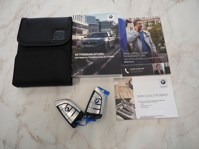 BMW 5-SERIE Touring 530e M Sport Shadow | LaserLED | Harman/Kardon | HUD | 360 | Trekhaak | Adaptive Cruise | Keyless | Carplay