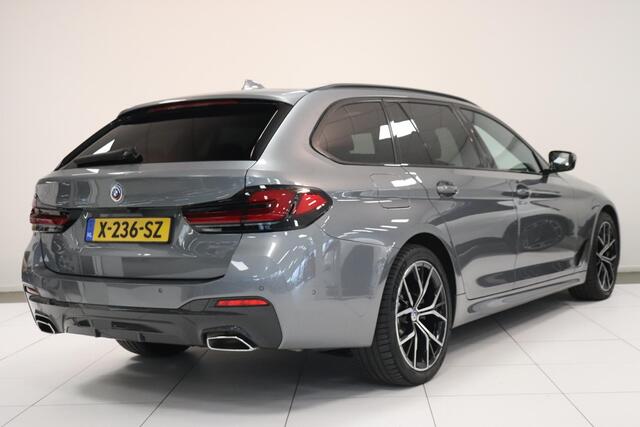 BMW 5-SERIE Touring 530e Business Edition Plus | M-Sport | Panoramadak | Camera | 19"Lichtmetaal | Facelift |