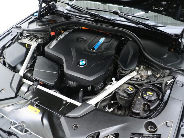 BMW 5-SERIE Touring 530e xDrive | Panoramdak | Laser LED |Trekhaak | Leder | HUD | Keyless | Adaptive Cruise | Carplay