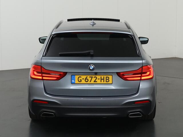 BMW 5-SERIE Touring 520i High Executive Edition | M-Pakket | Exclusief Lederen Bekleding | HUD | Panoramadak | Harman/Kardon | Ele. verstelbare stoelen + Geheugen | Camera | Sfeerverlichting | Trekhaak |