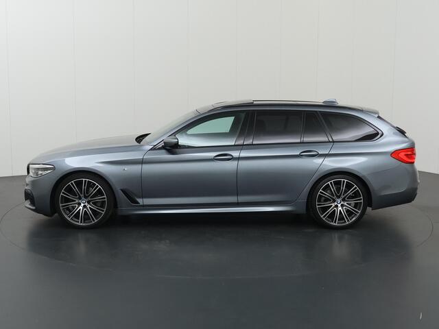 BMW 5-SERIE Touring 520i High Executive Edition | M-Pakket | Exclusief Lederen Bekleding | HUD | Panoramadak | Harman/Kardon | Ele. verstelbare stoelen + Geheugen | Camera | Sfeerverlichting | Trekhaak |
