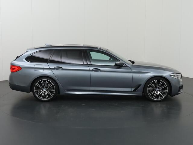 BMW 5-SERIE Touring 520i High Executive Edition | M-Pakket | Exclusief Lederen Bekleding | HUD | Panoramadak | Harman/Kardon | Ele. verstelbare stoelen + Geheugen | Camera | Sfeerverlichting | Trekhaak |