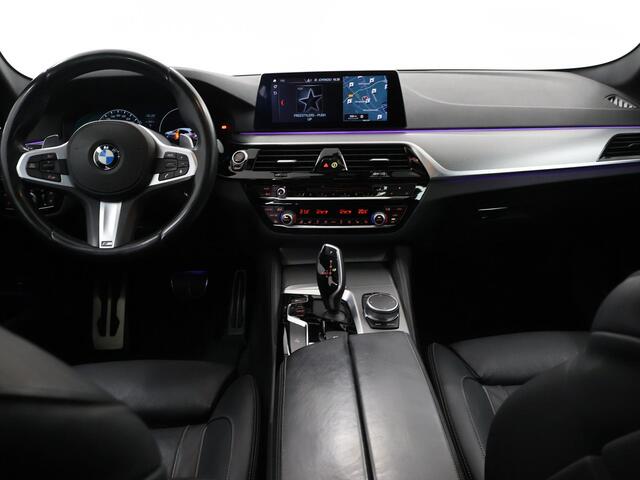 BMW 5-SERIE Touring 520i High Executive Edition | M-Pakket | Exclusief Lederen Bekleding | HUD | Panoramadak | Harman/Kardon | Ele. verstelbare stoelen + Geheugen | Camera | Sfeerverlichting | Trekhaak |