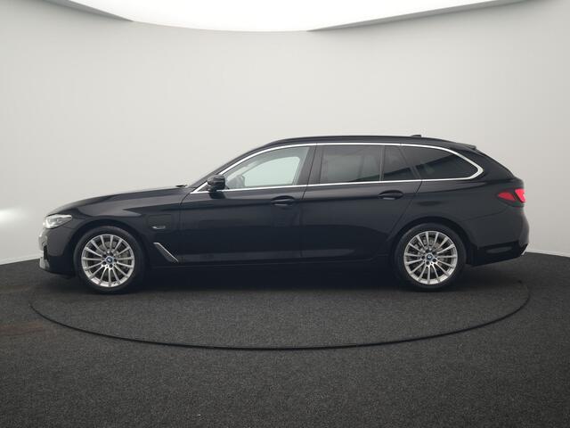 BMW 5-SERIE Touring 520e Business Edition Plus PHEV 204pk Dealer O.H. | Head Up | Camera | Lederen Comfortstoelen Memory & Ventilatie | Apple Carplay | Blis | Virtual | Stoelverwarming | Navigatie | DAB | Plug In Hybrid |