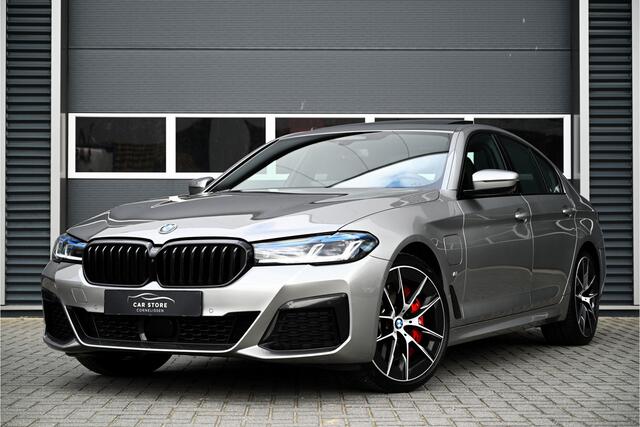 BMW 5-SERIE 545e xDrive M-SPORT / SCHUIFDAK / M-PERF. SEATS / LASER / HARMAN KARDON / SOFTCLOSE / HUD / INDIVIDUAL DONNINGTON GREY