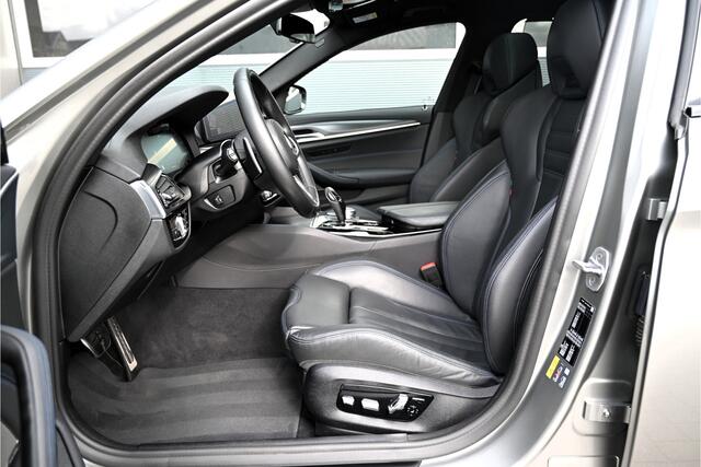 BMW 5-SERIE 545e xDrive M-SPORT / SCHUIFDAK / M-PERF. SEATS / LASER / HARMAN KARDON / SOFTCLOSE / HUD / INDIVIDUAL DONNINGTON GREY