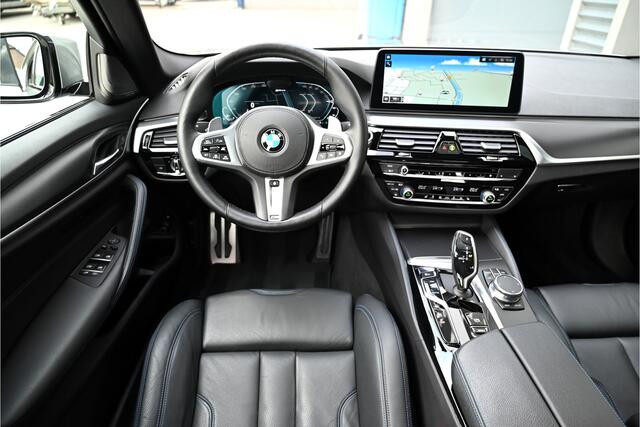 BMW 5-SERIE 545e xDrive M-SPORT / SCHUIFDAK / M-PERF. SEATS / LASER / HARMAN KARDON / SOFTCLOSE / HUD / INDIVIDUAL DONNINGTON GREY
