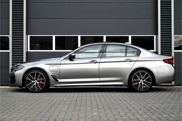 BMW 5-SERIE 545e xDrive M-SPORT / SCHUIFDAK / M-PERF. SEATS / LASER / HARMAN KARDON / SOFTCLOSE / HUD / INDIVIDUAL DONNINGTON GREY