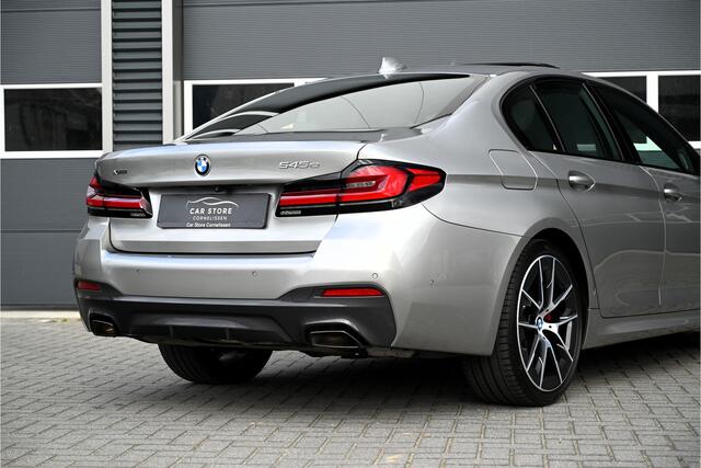 BMW 5-SERIE 545e xDrive M-SPORT / SCHUIFDAK / M-PERF. SEATS / LASER / HARMAN KARDON / SOFTCLOSE / HUD / INDIVIDUAL DONNINGTON GREY