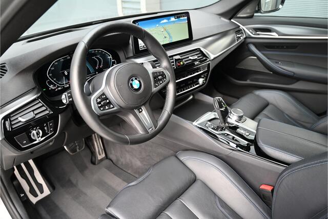BMW 5-SERIE 545e xDrive M-SPORT / SCHUIFDAK / M-PERF. SEATS / LASER / HARMAN KARDON / SOFTCLOSE / HUD / INDIVIDUAL DONNINGTON GREY