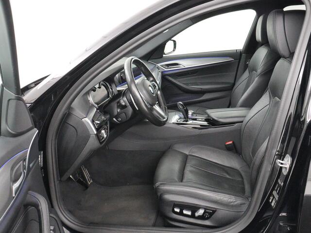 BMW 5-SERIE 520i M Sport | Panoramadak | Stoelventilatie | Head-Up | 360 Camera | Leder | Adaptief LED | Memory | Carplay | Sfeerverlichting | Achterbankverwarming | Navigatie | Stuurverwarming