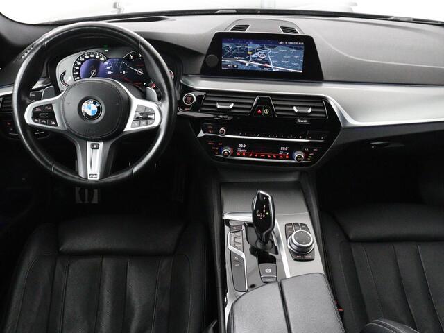 BMW 5-SERIE 520i M Sport | Panoramadak | Stoelventilatie | Head-Up | 360 Camera | Leder | Adaptief LED | Memory | Carplay | Sfeerverlichting | Achterbankverwarming | Navigatie | Stuurverwarming