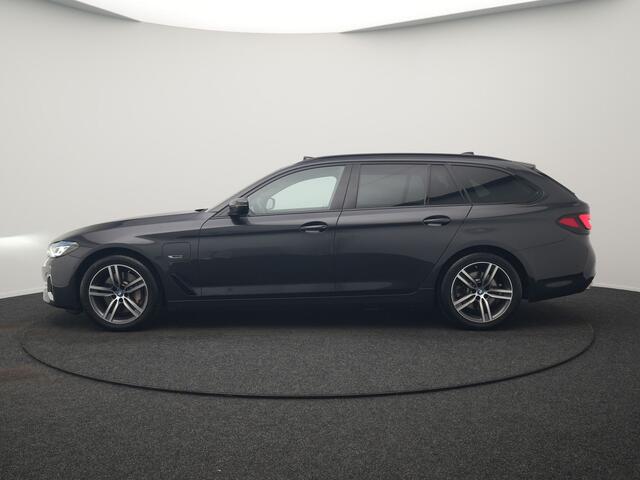 BMW 5-SERIE Touring 530e xDrive Luxury Line PHEV 293pk Dealer O.H. | Panodak | Head Up | Camera | Lederen Comfortzetels Massage & Memory | Laser LED | Sfeerverlichting | Stuur Verwarmd | Keyless | Apple Carplay | Plug In Hybrid